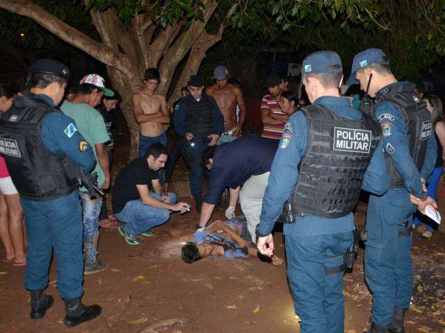 Jovem de 14 anos &eacute; morto a tiros e autor do crime quase &eacute; linchado