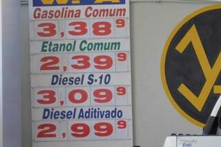 Posto WA na região central, diferencia preço da gasolina em R$ 0,01 com concorrente da frente. (Foto: Vanessa Tamires)