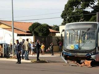 Para-choque do ônibus ficou destruído (Foto: Fernando Antunes)