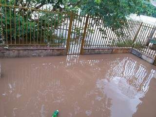 Em Coxim, uma família está desabrigada e preferiu sair de casa, por medo de enchente. (Foto: Divulgação)