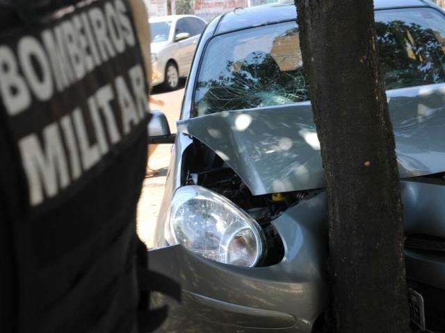 Mulher perde controle da dire&ccedil;&atilde;o e bate em &aacute;rvore no Taquarussu 