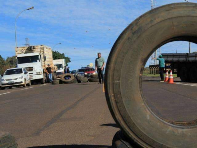 Caminhoneiros bloqueiam trechos em nove rodovias federais e estaduais