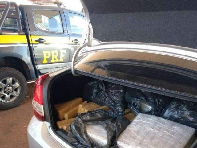 Carro com placas de BH &eacute; abandonado com 524 quilos de maconha na BR-163