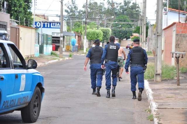 V&iacute;tima chega em casa e v&ecirc; ladr&otilde;es saindo com produtos furtados