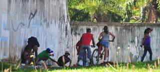 A poucas quadras da nova unidade de internação, jovens consomem entorpecente na rua em plena luz do dia. (Foto: João Garrigó)