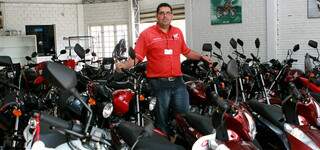 Supervisor da concessionária, Otair Cortezini Beline diz que venda de motos aumentou 27%.