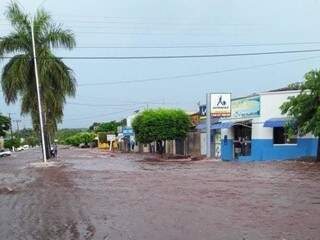 Avenida alagada em Ivinhema na tarde de ontem; por pouco, água não entrou em loja (Foto: Direto das Ruas)