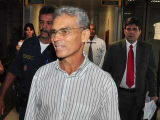 Siqueira saiu do interrogatório acompanhado de dois PMs, mas não foi algemado. (Foto: João Garrigó)