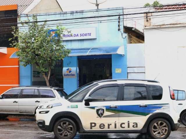 Bandidos invadem lot&eacute;rica pelo telhado e abandonam carro na fuga