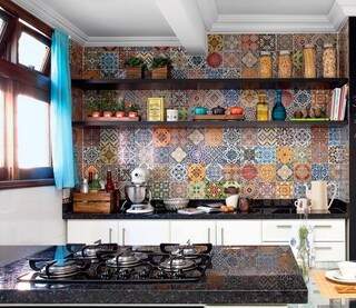 Adesivos imitando azulejos dão cara nova à cozinha. - Foto Divulgação