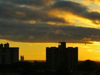 Capital amanheceu com o céu nublado neste sábado (Foto: André Bittar)