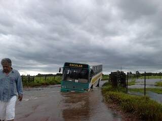 Em uma estrada que dá acesso a aldeia indígena, ônibus escolares ficaram atolados devido ao alagamento. (Foto: Sidney dos Santos Salazar)