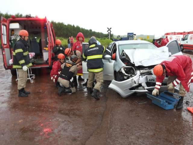 Condutor embriagado bate em 2 carros na BR-262 e 9 ficam feridos