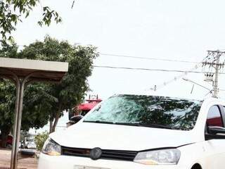 Marcas do acidente no carro; vítima morreu ao tentar atravessar a rua (Foto: Marcos Ermínio)