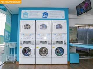Lavadora e secadora do autoatendimento, ambiente confortável e aconchegante. (Foto: Kisie Ainoã)