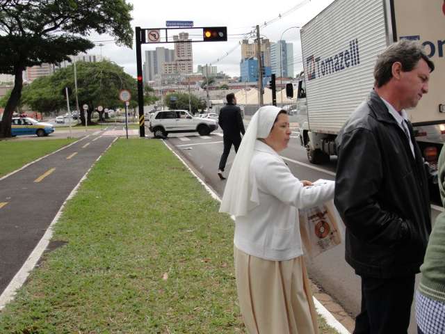 Freira perde controle de Uno, carro capota e congestiona Afonso Pena