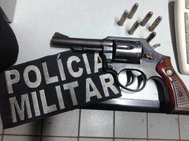 Jovem &eacute; preso pela Pol&iacute;cia com rev&oacute;lver calibre 38 na Vila Margarida