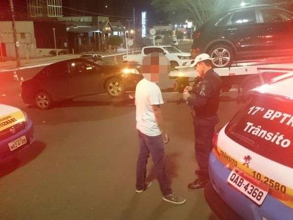 PM repete local de blitz e flagra tr&ecirc;s motoristas b&ecirc;bados na Afonso Pena