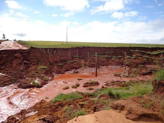 H&aacute; 3 semanas alunos esperam obras em estradas para poder ir &agrave; escola