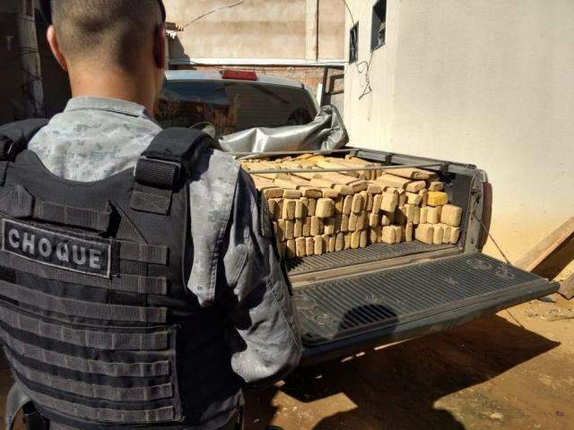 Dupla &eacute; presa ao ser flagrada com 475 Kg de maconha em caminhonete 