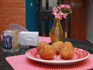 Coxinha sem massa é carro-chefe da casa. 