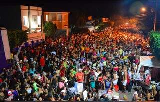 Em Corumbá, multidão segue o tradicional bloco Cibalena (Foto: Diário Corumbaense)
