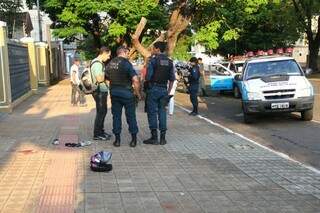 Policiais no local onde ocorreu a tentativa de assalto nesta manhã. (Foto: Marcos Ermínio) 