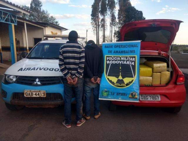 Dupla tenta fugir, mas acaba presa com 682 kg de maconha em Gol roubado