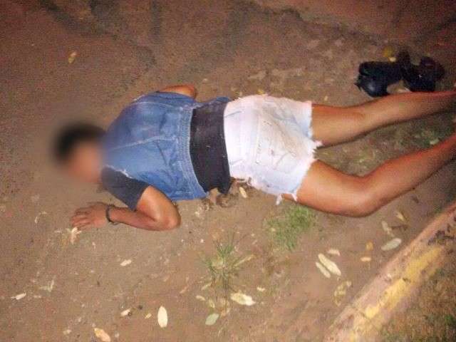 Movimento LGBT faz vig&iacute;lia na Capital em solidariedade a jovem espancado