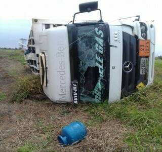 Motorista do caminhão carregado com botijão de gás, saiu ileso do acidente. (Foto: Nova News)