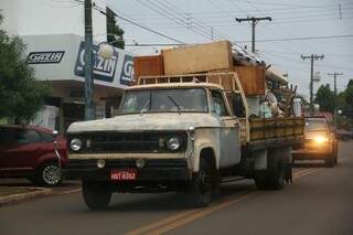 Pela cidade são vistas caminhonetes com móveis de famílias que deixaram suas casas. (Foto: Marcos Ermínio)