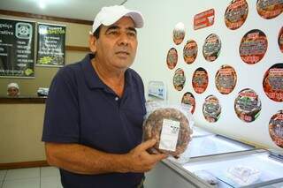 A propaganda, ninguém faz melhor do que o próprio fabricante e apreciador. “Eu que tempero, faço diferente&quot;, diz o comerciante Wilson. (Fotos: Marcos Ermínio)