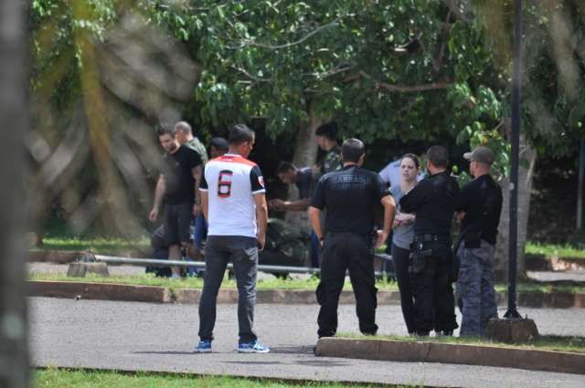 Governo diz que artefato era &quot;bomba caseira&quot; e PM tamb&eacute;m vai investigar