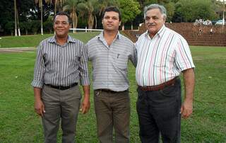 Diretores do Novoperário, Alves e Américo comemoram ao lado do presidente da Federação de Futebol, Francisco Cezário (Foto: Victor Brandão/FFMS)