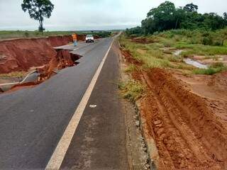 Muitos trechos foram danificados pelas chuvas e a rodovia deve ser interditada. (Foto: Direto da Ruas)