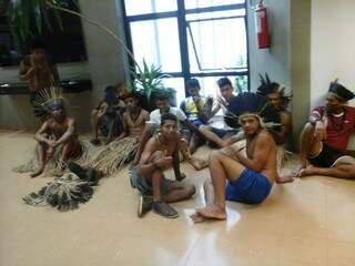 Indígenas estão acampados no saguão da Assembleia Legislativa e prometem dormir no local em protesto (Foto: Leonardo Rocha)