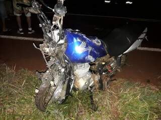 Motocicleta do casal ficou destruída após acidente (Foto: Maicon Junior e Olimar Gamarra)