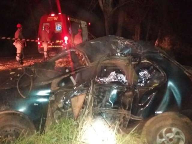 Carro capota, bate em &aacute;rvore e motorista de 60 anos morre na MS-450