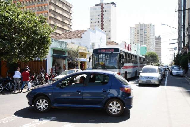 Prefeitura quer fazer programa&ccedil;&atilde;o semaf&oacute;rica para aumentar velocidade dos &ocirc;nibus