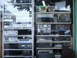 Auge da década de 90, &quot;receivers&quot;, toca-discos, caixas e até um gravador de rolo estão anunciados para venda. (Foto: Marina Pacheco)