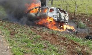 Renault Duster colidiu em árvore e pegou fogo. (Foto: Bonito Informa)