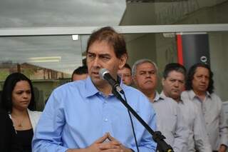 Prefeito atacou vereadores da oposição e vice-prefeito nesta segunda-feira (Foto: Pedro Peralta)