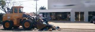 Na rua Antônio Maria Coelho, além das pilhas de resíduos, agora há um trator em meio ao lixo. (Foto:Direto das Ruas)