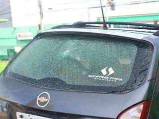Tiro traspassou vidro traseiro de carro e acertou a nuca do jovem, que morreu no hospital. (Foto: Fernando Antunes)