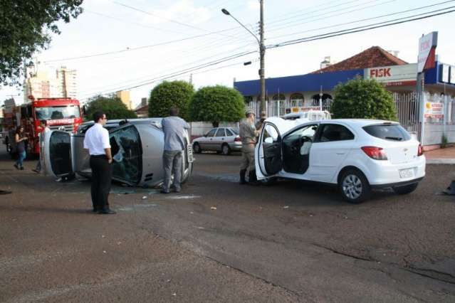Carro n&atilde;o para em preferencial e causa capotagem na Vila C&eacute;lia