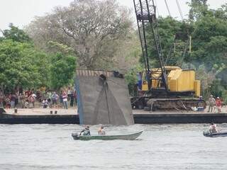 Parte da embarcação foi retirada da água hoje, mas o cabo de aço não suportou o peso e arrebentou. (Foto: Prefeitura de Porto Murtinho)