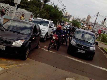 Batida entre dois carros gera congestionamento na Joaquim Murtinho