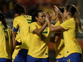Érika comemora com Marta o primeiro gol do Brasil (Foto: Fernando Pilatos/Divulgação/band.com.br)