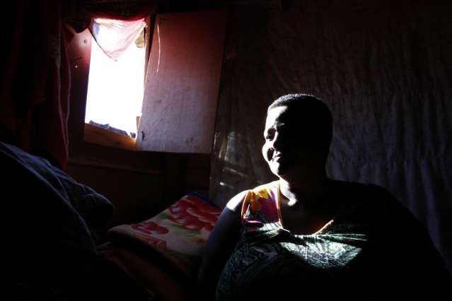 Pobres usam tapetes e at&eacute; emprestam casacos para enfrentar frio de 5&ordm; C