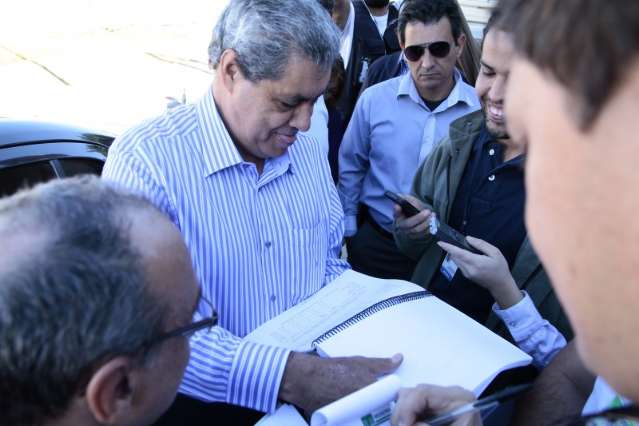 Puccinelli n&atilde;o &quot;desgruda&quot; de pesquisa que o p&otilde;e na lideran&ccedil;a para o Senado